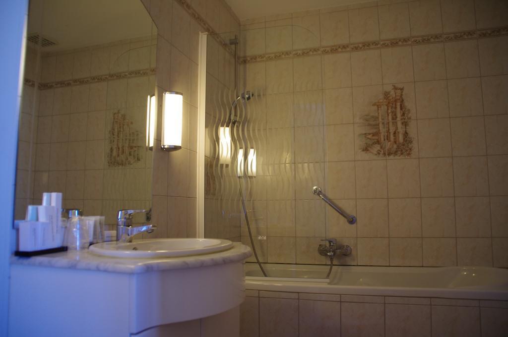 Chateau De Latour Room photo